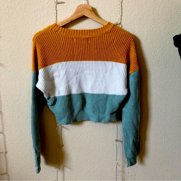 🚨HOLLISTER - Cropped Sweater - Picture 2 of 3